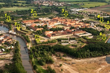 Na letecké fotografii jsou vyznačeny bastiony pevnosti Terezín.