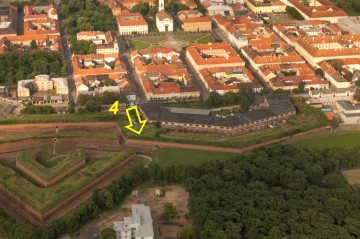 Letecký pohled na bastion (označeno šipkou) a kavalír 4.