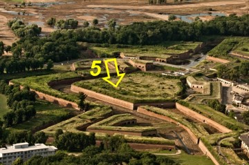 Letecký pohled na část pevnostního systému – Bastion 5 je označen šipkou.