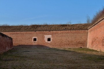 Pohled na kasematní, dělostřelecké střílny bastionu 5. Střílny jsou nově opraveny – proto nápadný obrys v místě opravy.