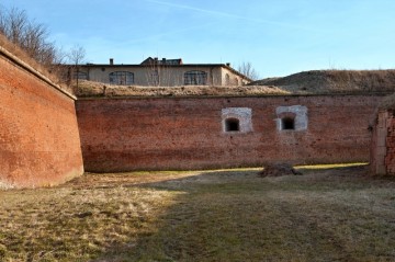 Pohled na kasematní, dělostřelecké střílny bastionu 4. Střílny jsou nově opraveny – proto nápadný obrys v místě opravy.