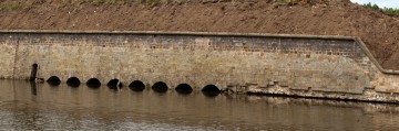 Pískovcová zeď na vrchním toku řeky Ohře ukrývá vpusti nápustných stavidel.