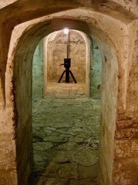 Na obou bočních stranách podzemí jsou oddělená místa vybavená zařízením (hevery) pro manipulaci s hradítky.