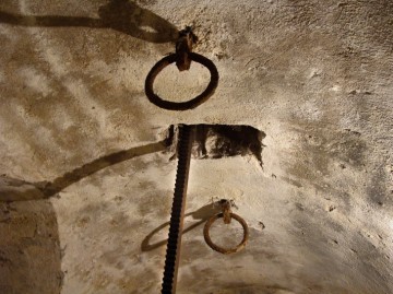V klenutém stropu jsou otvory pro hřebeny heverů hradítek .