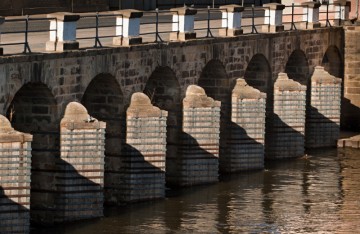 Pohled na přední část pevnostního mostu. Před každým pilířem je ledolam, který chrání dřevěné fošny a kování.