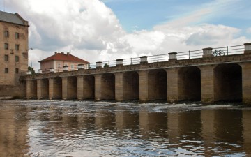 Zadní část mostu. Voda stéká po mírném pískovcovém schodu. Jako ochrana proti podemílání je z pískovcových kvádrů vybudováno i několik metrů dna řečiště za mostem.