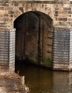 V pilířích jsou vysekány zářezy pro vložení fošen. Na čelní stěně mostu jsou dva zářezy za sebou.