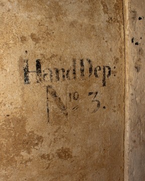 Zachovalé původní označení prachárny.