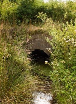 V místech, kde bylo potřeba příkop přejíždět, byla kyneta svedena do tunelu vystavěného z pískovcových bloků.