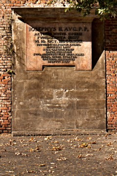 Detailní pohled na základní kámen pevnosti Terezín.