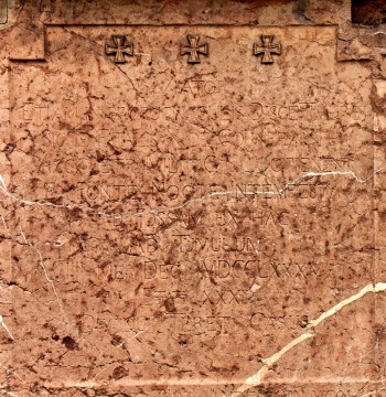 Detail části nápisu na náhrobním kameni.