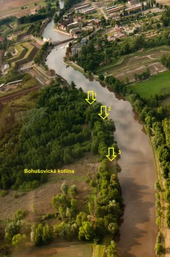 Letecká fotografie pro vysvětlení. 1 – zde je místo, kde jako první přetekla v roce 2013 (od roku 2002 je zde snížený val). 2 – probagrovaná výpusť pro snížení hladiny v kotlině. 3 – hluboká probagrovaná výpusť, která je až u hladiny řeky Ohře.