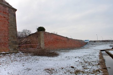 Pohled na bastion 6 a kleště, které jsou v zadní části fotografie rozděleny náspem silnice Terezín – Lovosice.