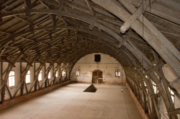 Vnitřní pohled na unikátní obloukovou, dřevěnou konstrukci stropu jízdárny. Stav v roce 2012