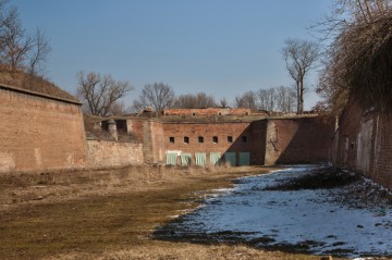 Pohled z pevnostního příkopu na zakryté vpusti nápustných stavidel.