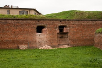 Ke konci měsíce dubna již je znát, že v bastionu 4 vznikají střílny zcela nové.