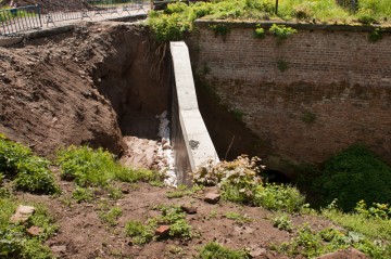 Nová betonová zeď ve vodním příkopu u výpustných stavidel.