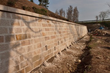 Zcela nová pískovcová zeď Horního retranchementu.