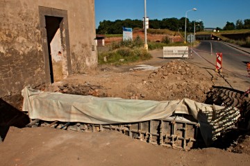 Pokračující betonáž pro mobilní protipovodňové uzávěry uvnitř bývalé Litoměřické brány.