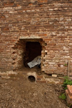 Oprava starého průrazu pro kanalizaci v bastionu 6.