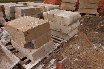 Na staveništi jsou již připraveny nové pískovcové římsové kameny.