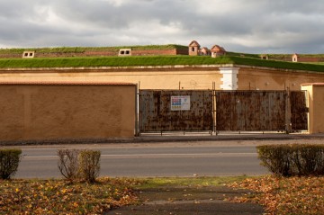 Pohled na dokončenou zelenou střechu a střelecká postavení nad opraveným retranchementem 5.