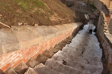 Kromě již zmiňovaných úprav došlo i na opravu značně poškozeného schodiště od Litoměřické brány na vrchní část retranchementu.