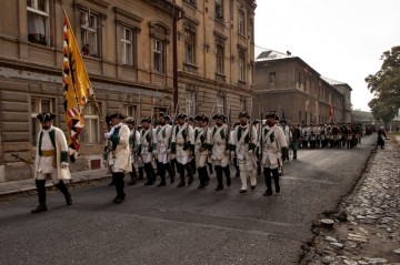Desítky vojáků vyrážejí na slavnostní pochod.