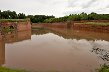 V dopoledních hodinách došlo ke znatelnému nárůstu vody v hlavních příkopech. Na fotografii je pohled na zatopený příkop mezi ravelinem 19 a bastionem 6.