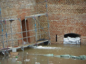 Stříkající voda z jednoho okna retranchementu. Někdo se snaží mírnit následky zatopení, které nebylo nutné… Foto: Matouš Lacko.