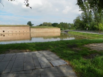 Malá pevnost a zatopený příkop před hlavní branou. Foto: Matouš Lacko.