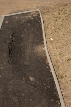 Propad nově položeného asfaltu na chodníku pro pěší…