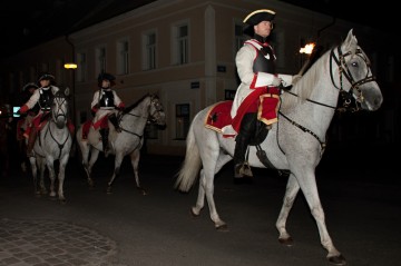 Po několika minutách vyráží vojska na slavnostní pochod městem Terezín.