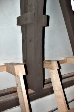 Příprava na instalaci dřevěného opláštění spodní části stěn.