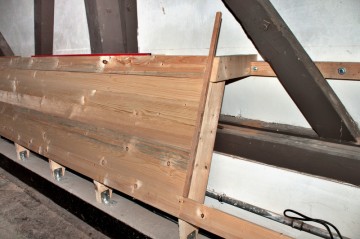 Instalace dřevěného opláštění spodní části stěn.